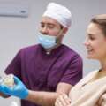 Procedura implantologiczna – jak wygląda zabieg wstawiania implantu zęba?